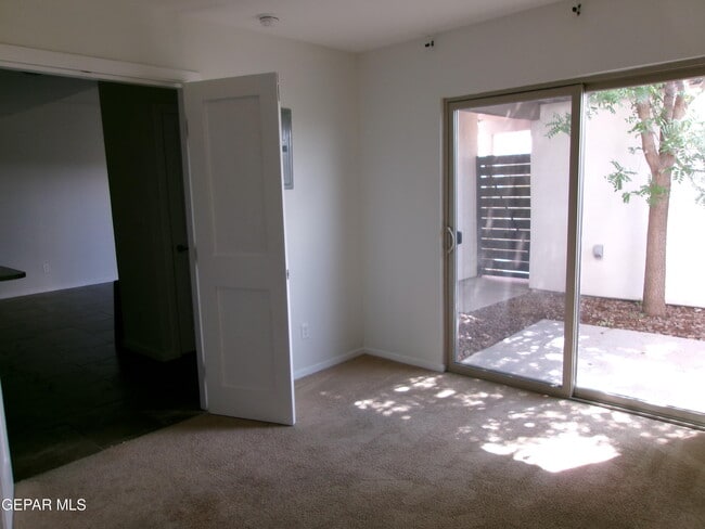 Building Photo - 4200 Camelot Heights Dr