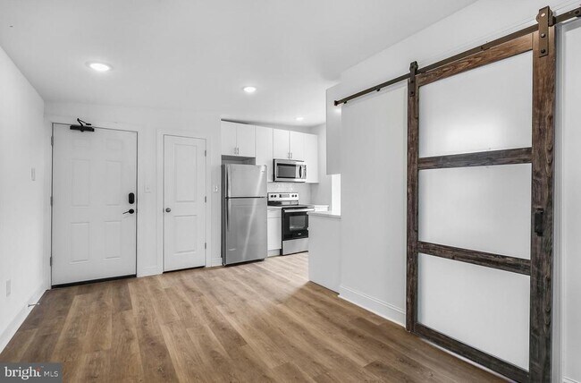 Primary Photo - 2046 E Huntingdon St