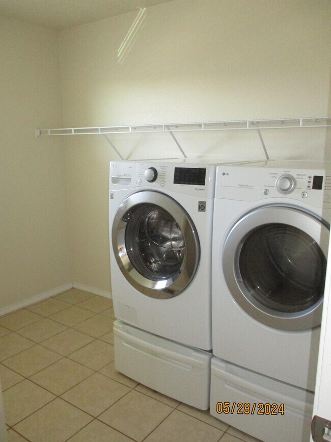 Building Photo - 2432 Violeta Cir SE