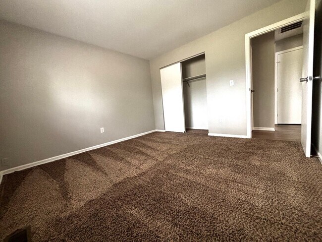 Building Photo - Beautiful 2 bed 1.5 bath Duplex with spacious backyard!
