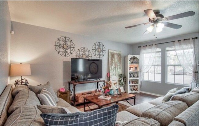Building Photo - 3 Bed  1/2  Bath  with Large Yard