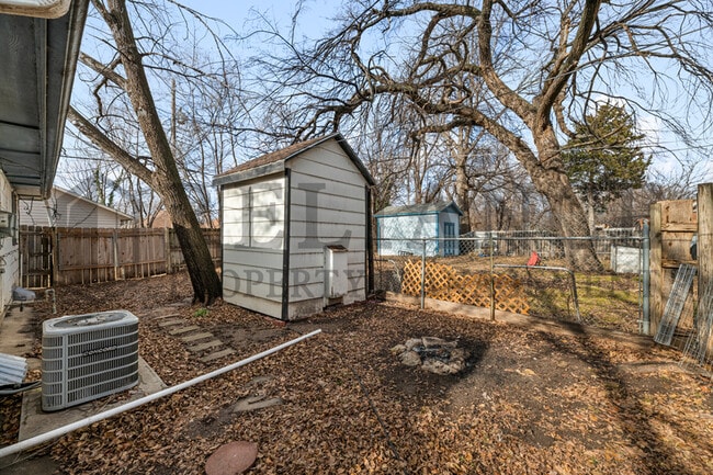 Building Photo - 2118 E 1st St N