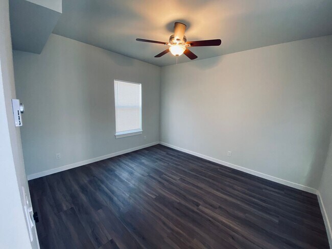 Building Photo - Newly Renovated Everett Apartment