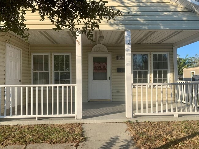 Building Photo - Promise Land Historic Walking District Downtown Morehead City! Charming 4 bedroom 1 1/2 bath Home...