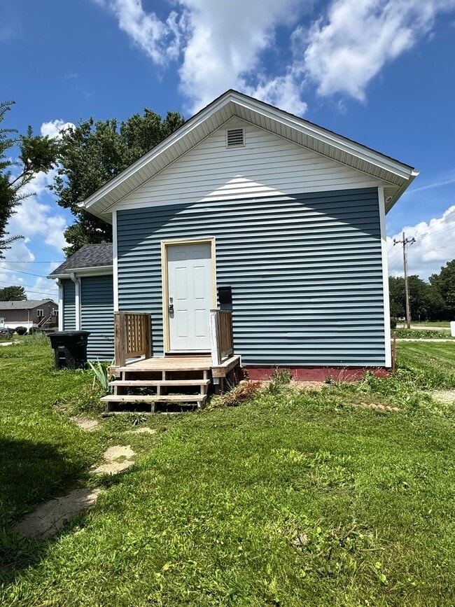 Building Photo - Cute 2 bedroom house in Rock Island