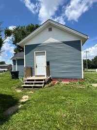 Building Photo - Cute 2 bedroom house in Rock Island