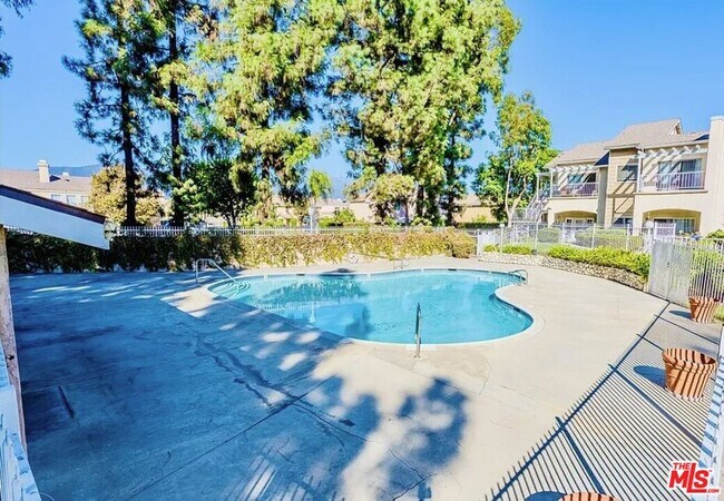 Building Photo - 2410 N Towne Ave