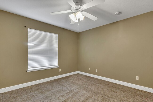 Building Photo - 3 Bedroom- 3 Full bath Small Pet Friendly ...