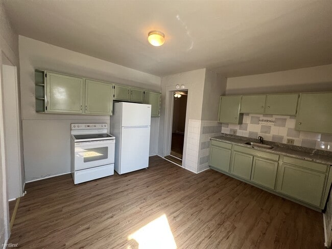 Building Photo - 1 br, 1 bath Triplex - 900 Elm Street 2