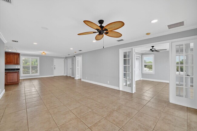 Building Photo - 624 SW St Lucie Crescent