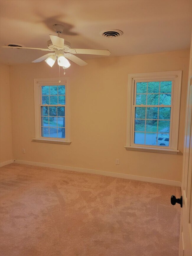 Building Photo - Huge 5 bedroom upgraded Colonial with larg...