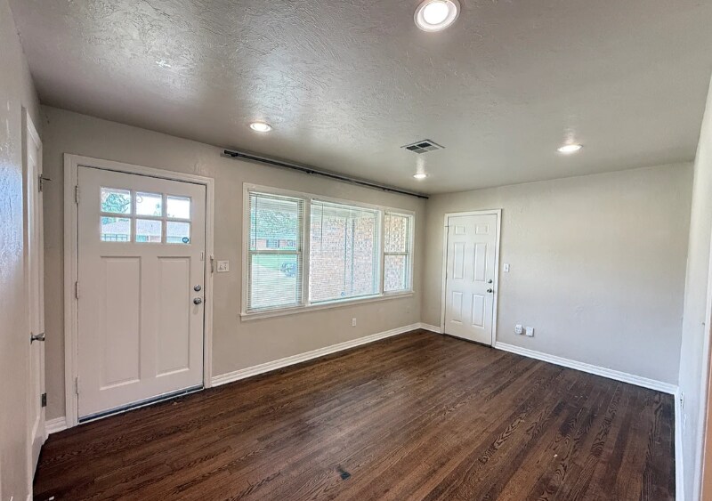 Building Photo - 1713 Oxford Way