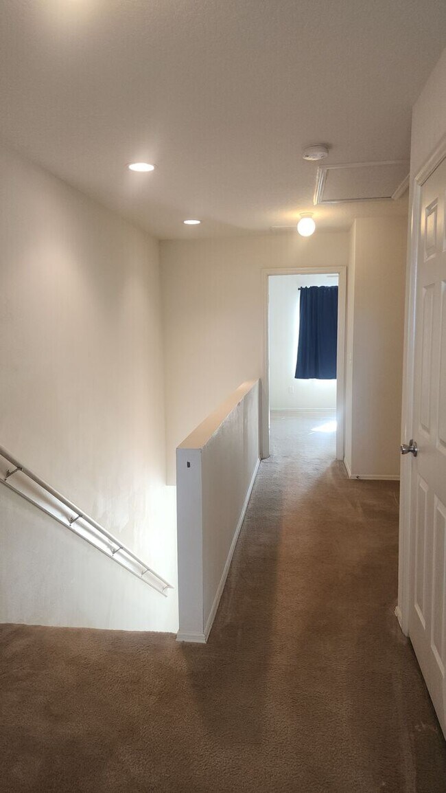 Building Photo - Great 2 Bedroom 1.5 Bath Townhome in Tuscany Village East of SR 16