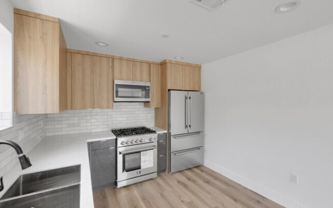 Building Photo - Newer Townhouse Available!