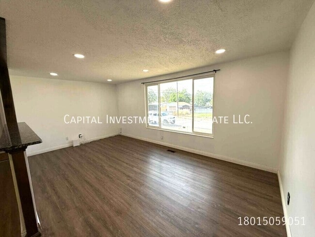 Building Photo - 1102 E Sego Lily Dr