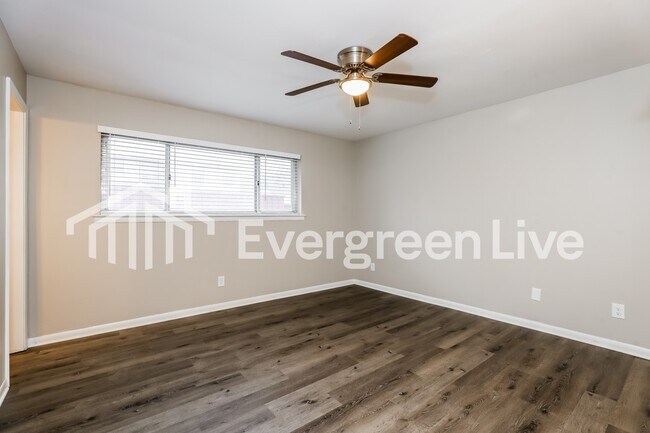 Building Photo - 9538 Vinewood Dr