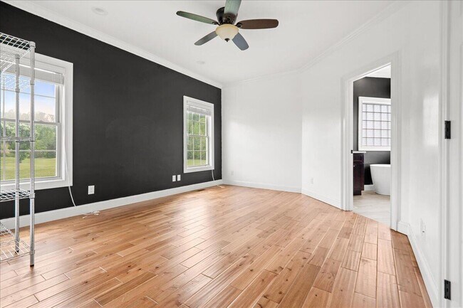 Building Photo - 200 Crooked Creek Dr