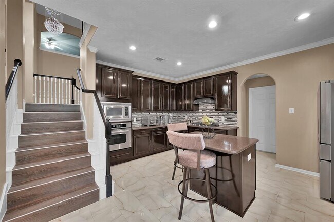 Building Photo - 2511 N Yorkchase Ln