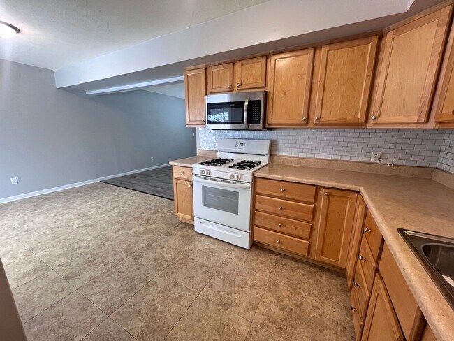 Building Photo - Updated 2 Bedroom Side by Side Duplex!