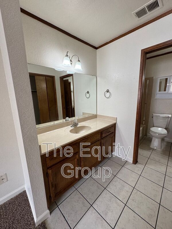 Building Photo - 736 S Linwood St