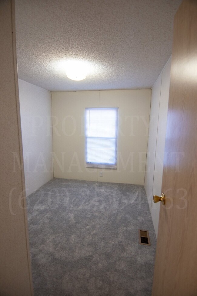 Building Photo - 3 Bedroom 2 Bath