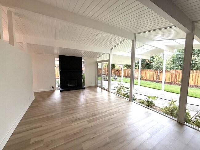 Building Photo - BEAUTIFUL UPDATED FOUR BEDROOM / TWO BATH ...