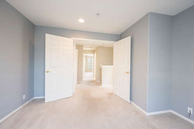 Building Photo - Charming 3bd/2.5 bath Condo