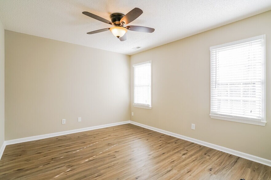 Building Photo - 11 Redding Ct