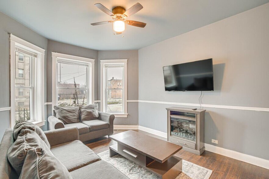 Building Photo - 7442 S Ingleside Ave