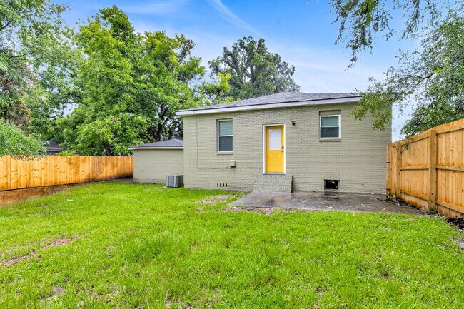 Building Photo - Cute all brick ranch on a large corner lot with fenced in yard and 1 car garage
