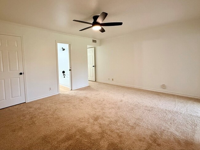 Building Photo - 511 Fairway Dr