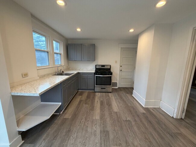 Building Photo - 53 Metlin Ave