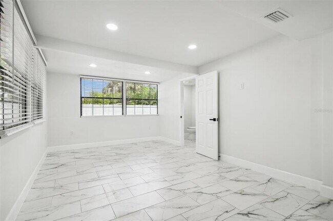 Building Photo - 4910 N Darby Ave