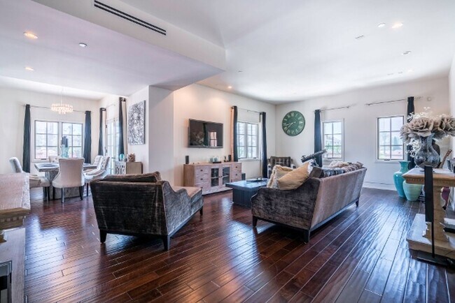 Primary Photo - Stunning Multi-Level Penthouse 2 bed - 2.5 bath in Fabulous Beverly Hills Location