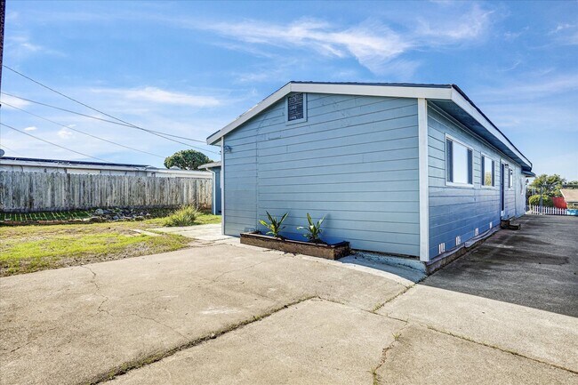 Building Photo - Beautifully Renovated 4 Bedroom Home with 3 Full Bathrooms!