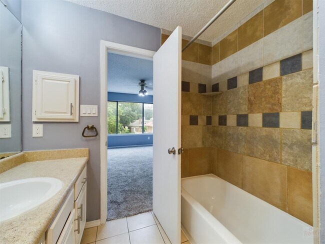 Building Photo - 806 W 24th St