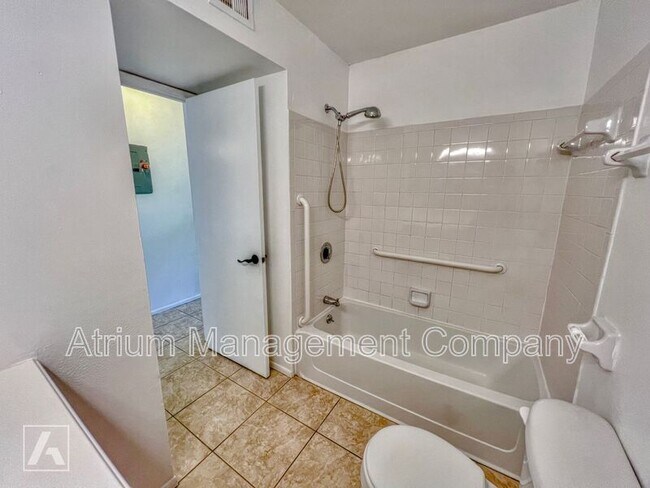 Building Photo - 630 Kenwick Cir