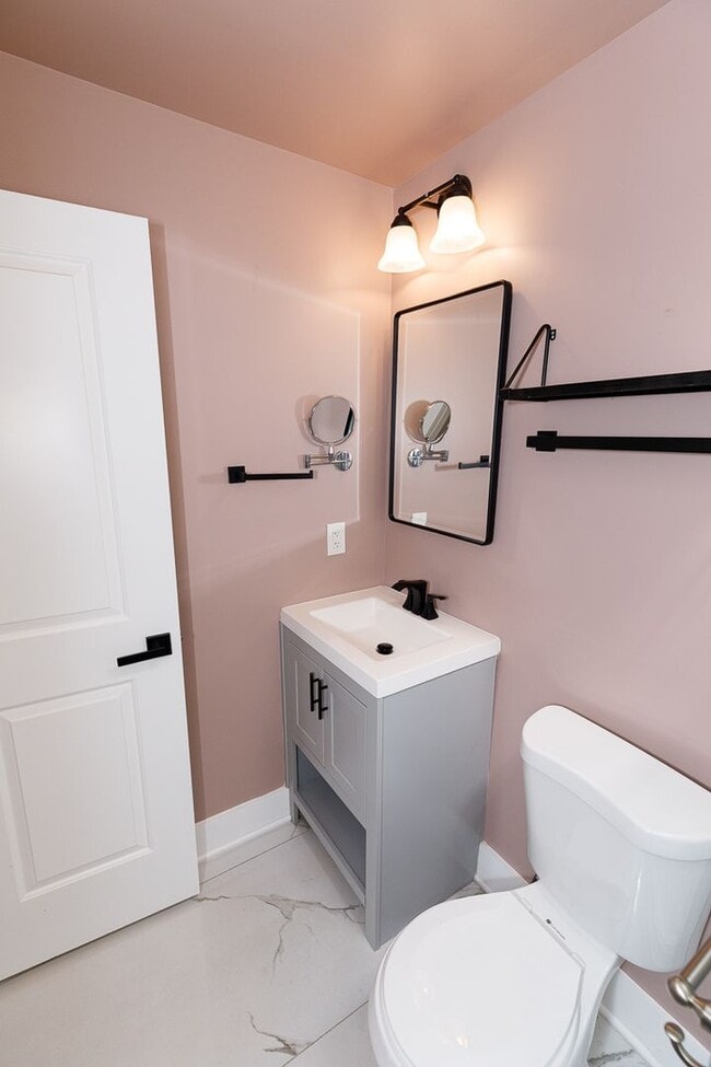 Building Photo - Beautifully Updated 4 Bed/3.5 Bath Row-Hom...