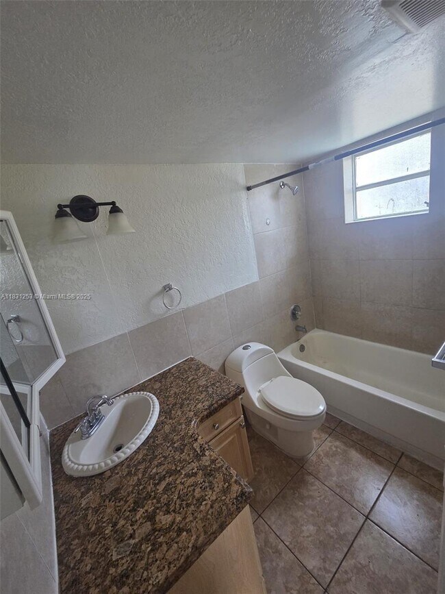 Building Photo - 575 W 69th St