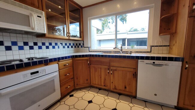 Building Photo - Friars Village - close to USD and Fashion Valley