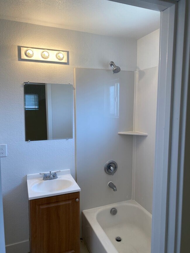 Building Photo - One story one bedroom Duplex Apartment, All Tile Floors!!! All Appliances!! Big back yard!! Recen...