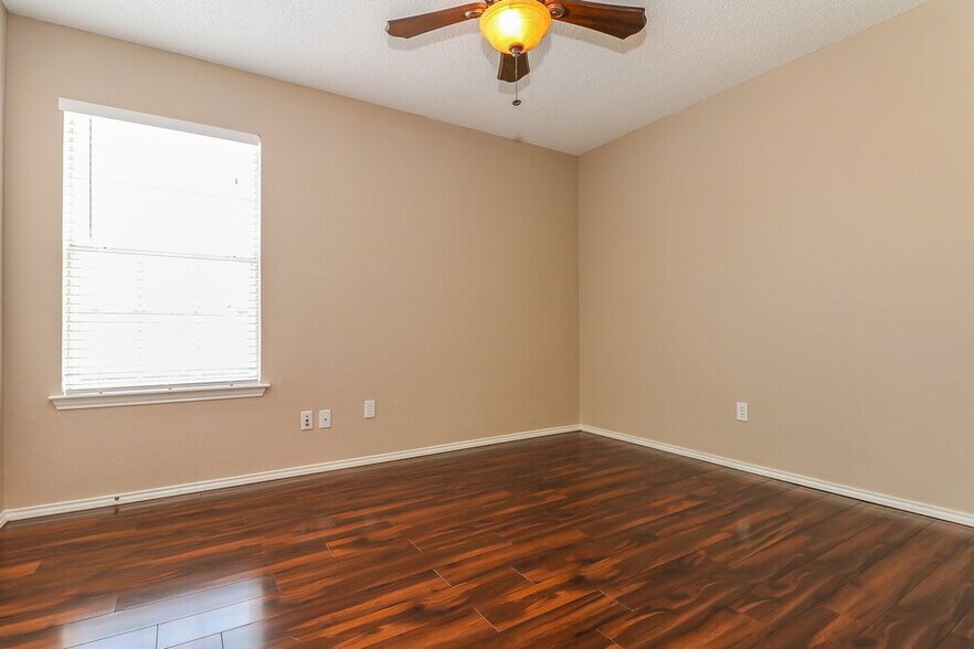 Building Photo - 6705 W Lynn Creek Dr