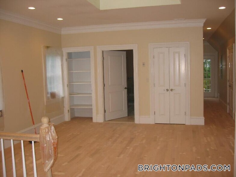 Building Photo - 55 Hobart St