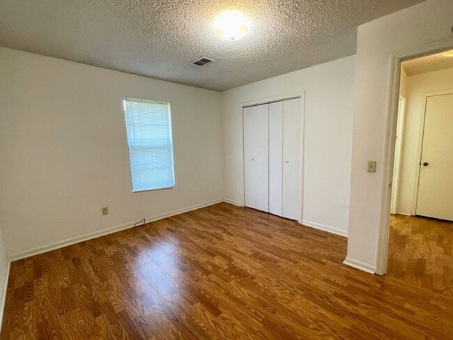 Building Photo - Cute Duplex in Cochran, GA