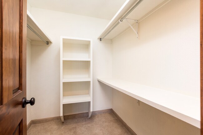 Master Closey - 2365 Saturn Cir