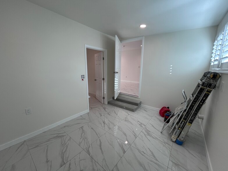 Washing and drying room - 3241 Prospect Ave