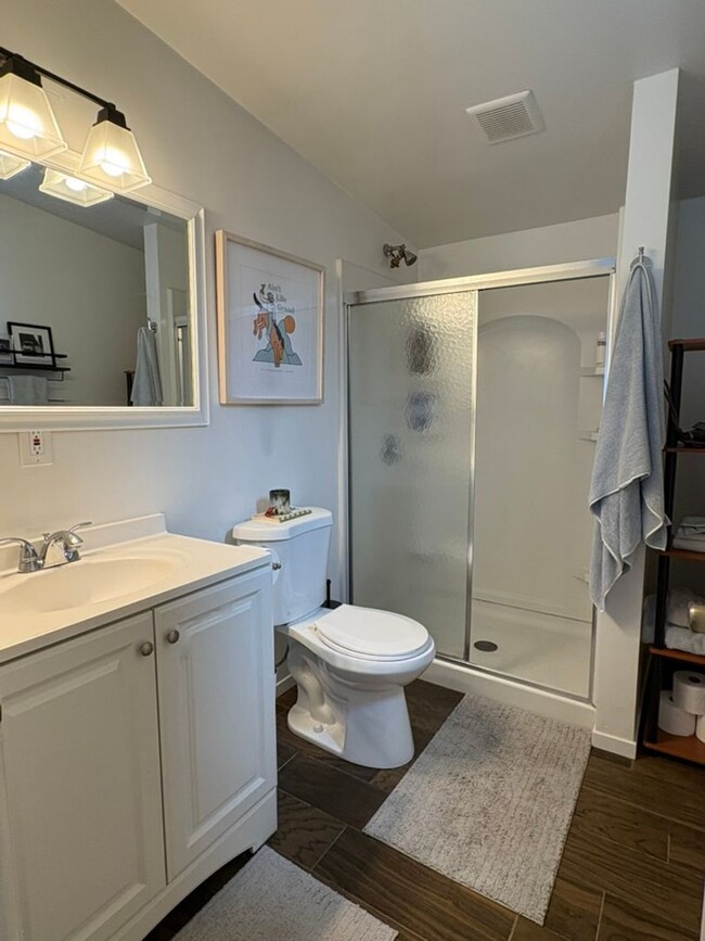 Building Photo - 2 bedroom, 2 bath