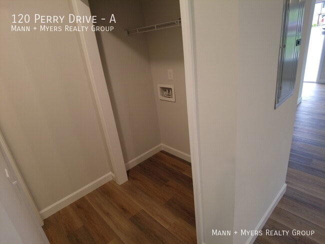 Building Photo - 120 Perry Dr