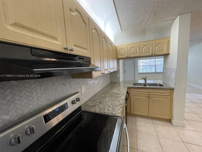 Building Photo - 2642 Riverside Dr