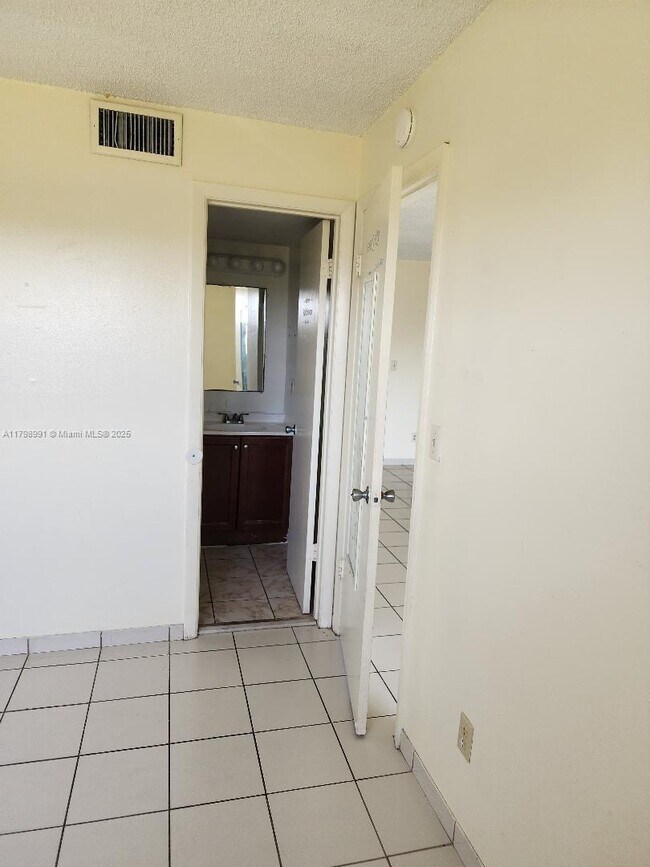 Building Photo - 3120 N Pine Island Rd